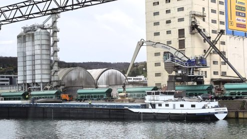 Mit Großkran wird ein Binnenschiff beladen 